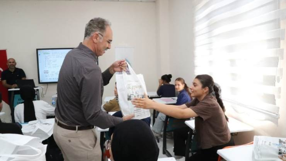 Başkan Kuş'tan Gençlere Eğitim Seti Desteği