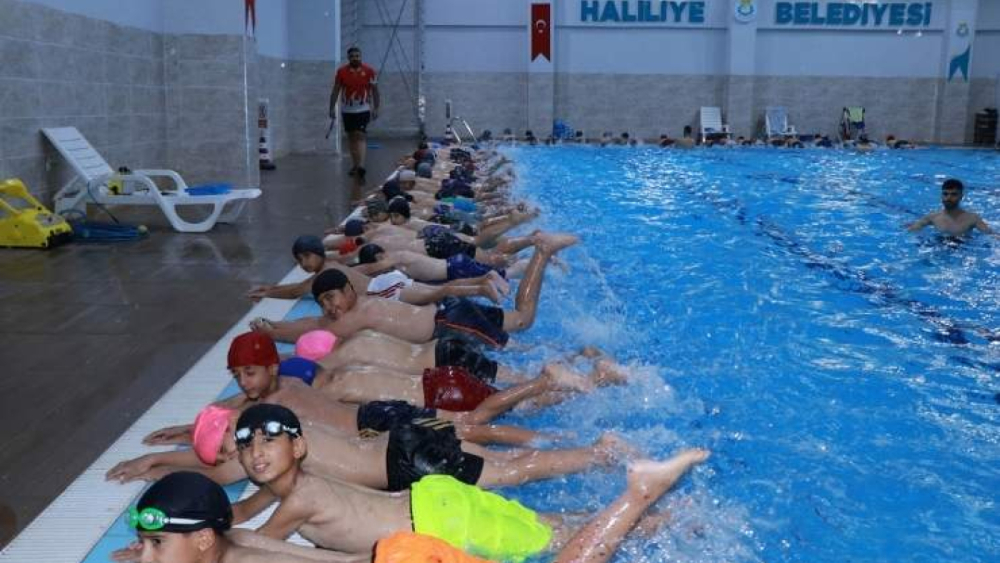 Haliliye Belediyesi’nden Miniklere Yüzme Eğitimi