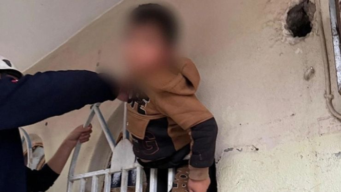 Urfa’da Küçük Çocuk Pencere Korkuluklarına Sıkıştı