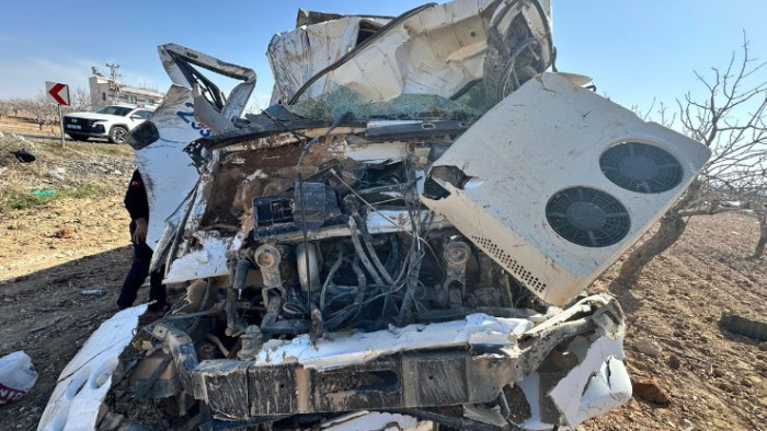 Birecik’te Kamyon Kazası: 2 Yaralı