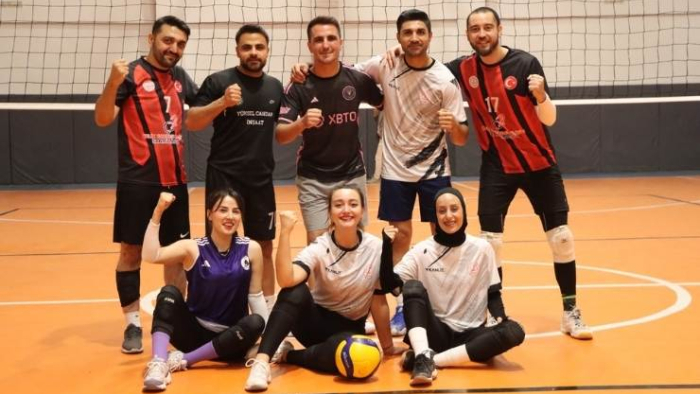 Karaköprü’de Öğretmenler Arası Voleybol Turnuvası Başladı