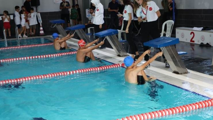 Urfa’da 300 Genç Yüzme Yarışında Kulaç Attı