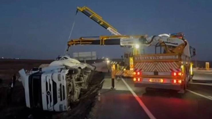 Suruç Yolunda Tır Şarampole Devrildi!