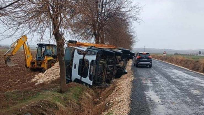Suruç’ta Kamyon Kazası: Şarampole Devrildi