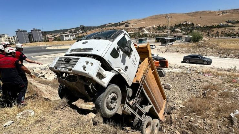 Haliliye’de Feci Kaza: Kamyon Şarampole Uçtu