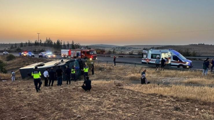 Urfa - Antep Otoyolu’nda Yolcu Otobüsü Devrildi: 33 Yaralı