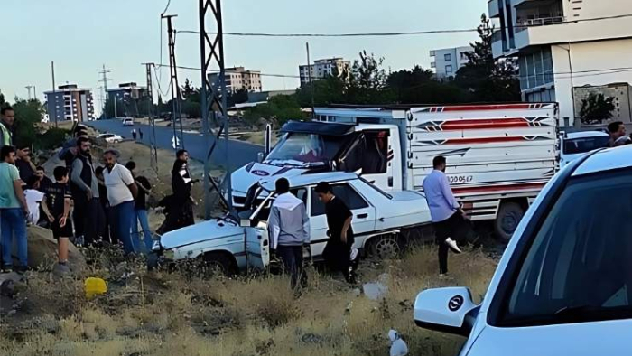 Siverek’te Otomobil ile Kamyonet Çarpıştı: 3 Yaralı