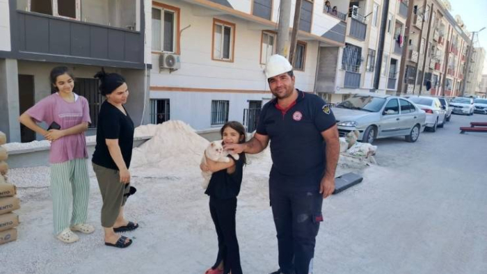 Haliliye’de Pencerede Mahsur Kalan Kedi Kurtarıldı