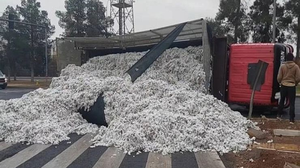 Şanlıurfa’da Pamuk Yüklü Kamyon Devrildi