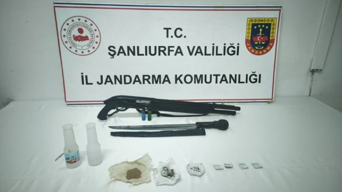 Suruç’ta Ev Baskınında Uyuşturucu ve Silah Bulundu