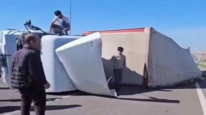 Urfa’da Kontrolden Çıkan Tır Devrildi