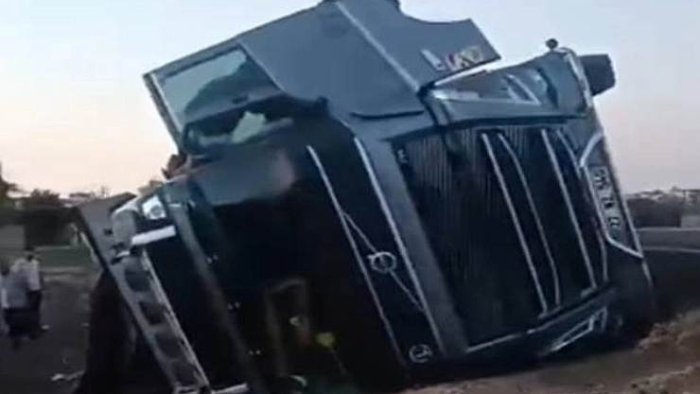 Urfa'da Hayvan Yüklü Tır Şarampole Devrildi