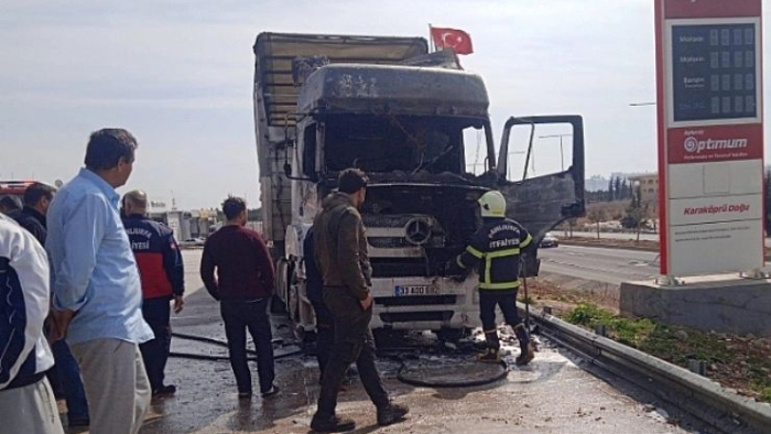 Urfa’da Seyir Halindeki Tır Alev Aldı