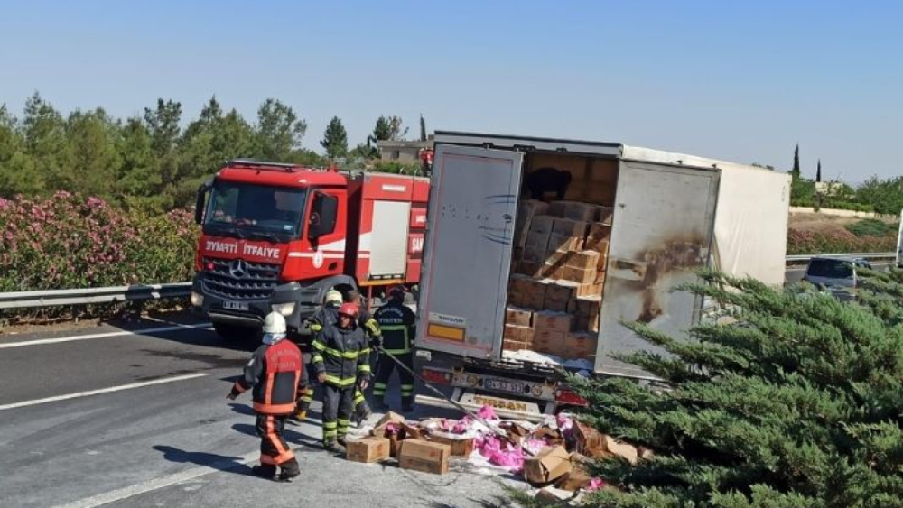 Urfa'da Toz Deterjan Yüklü Araçta Yangın Çıktı