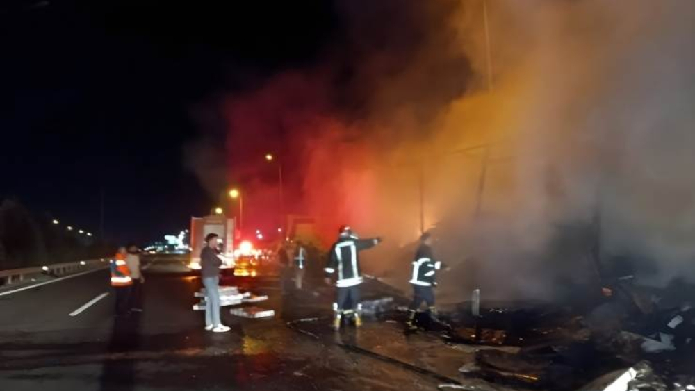 Urfa-Antep Otoyolunda TIR Alevlere Teslim Oldu