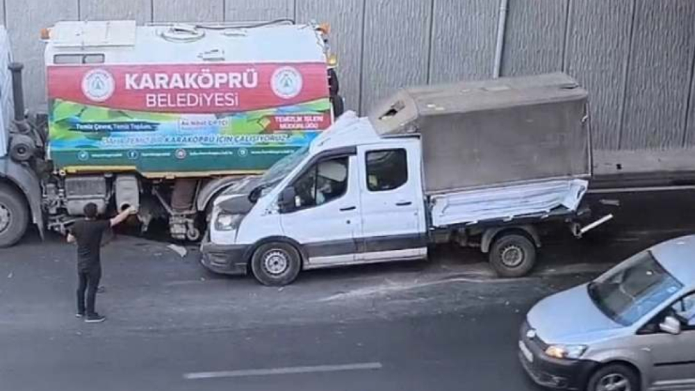 Karaköprü'de Temizlik Aracına Kamyonet Çarptı
