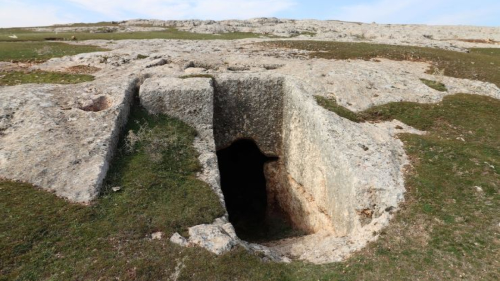 Bozova’daki Tarihi Kaya Mezar Kayıtlara Geçti